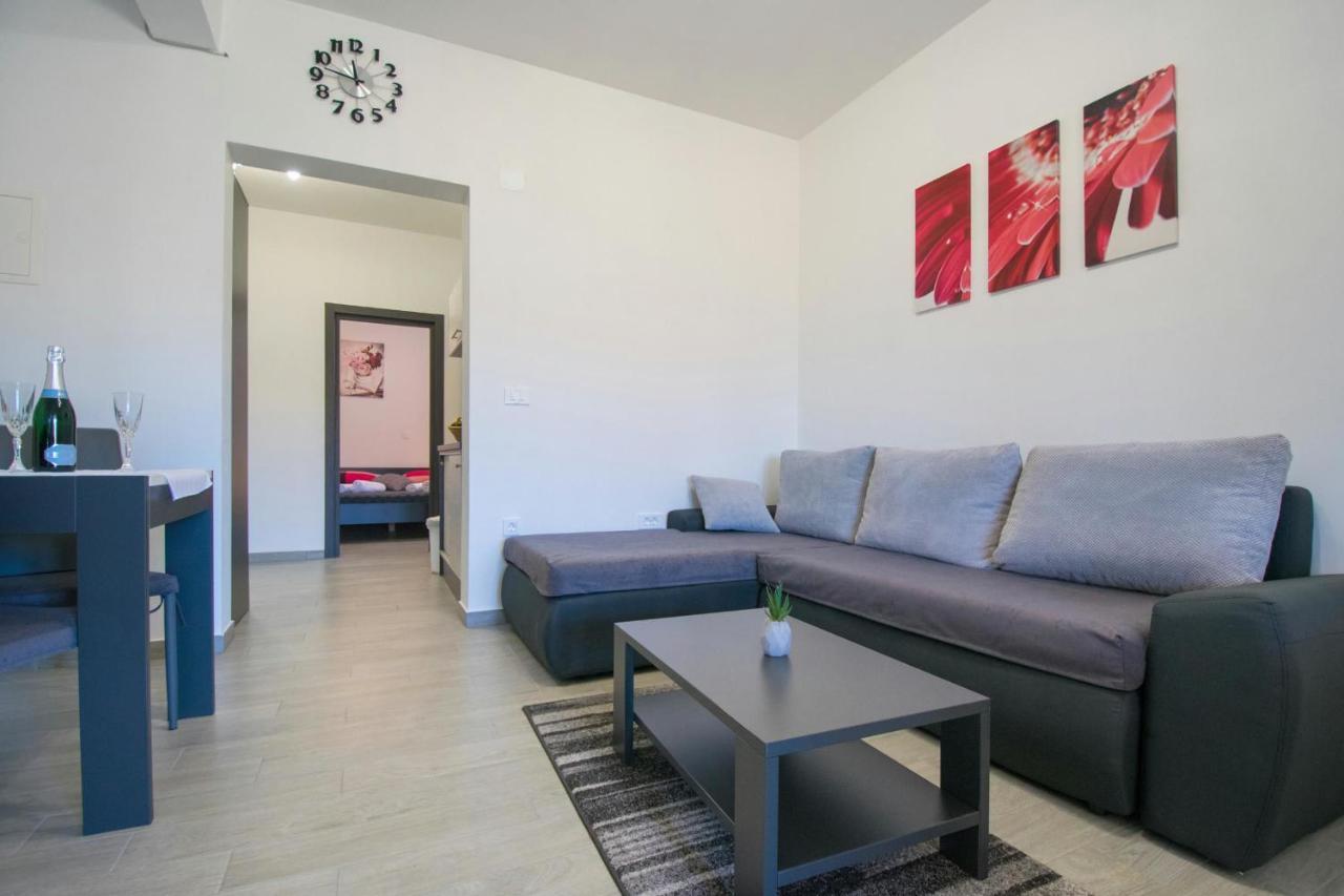 Apartments Mladenka Малинська Екстер'єр фото