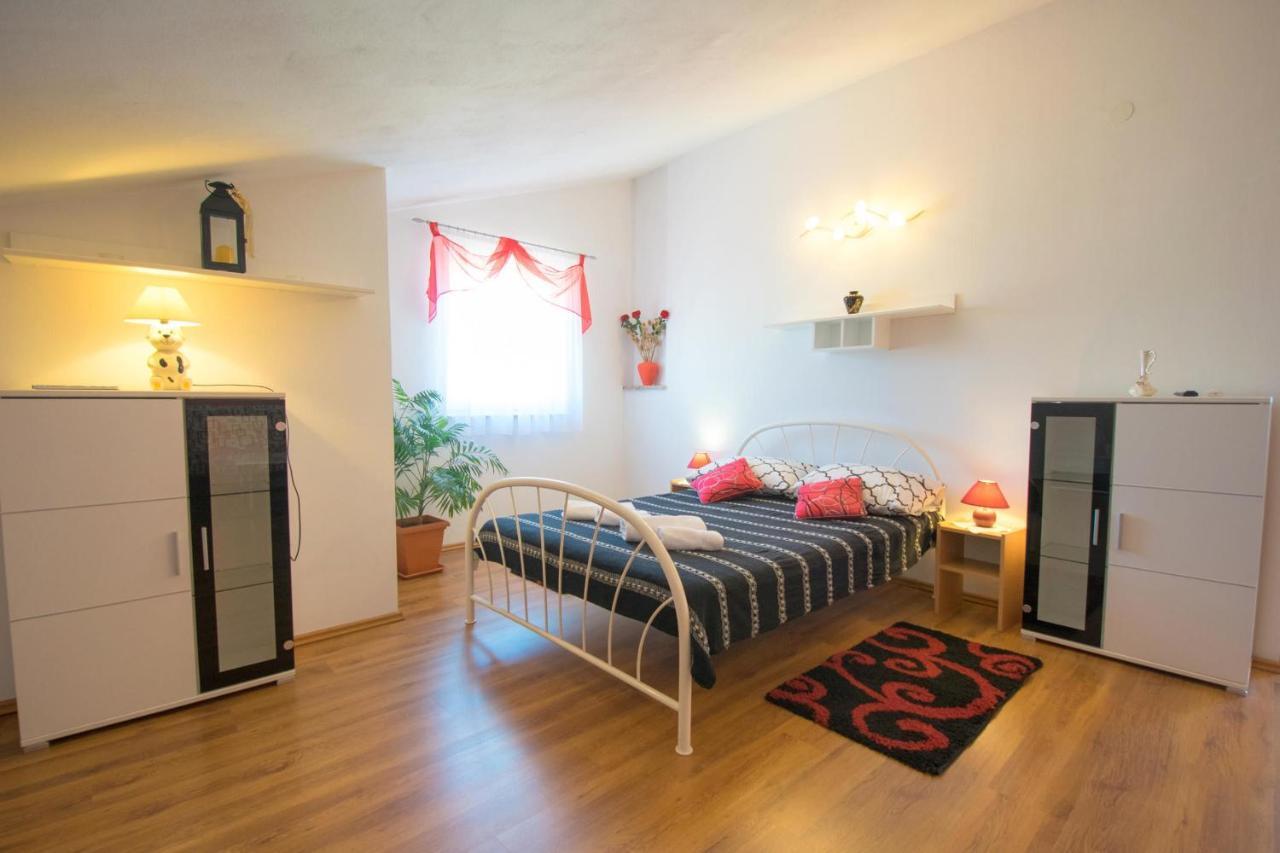 Apartments Mladenka Малинська Екстер'єр фото