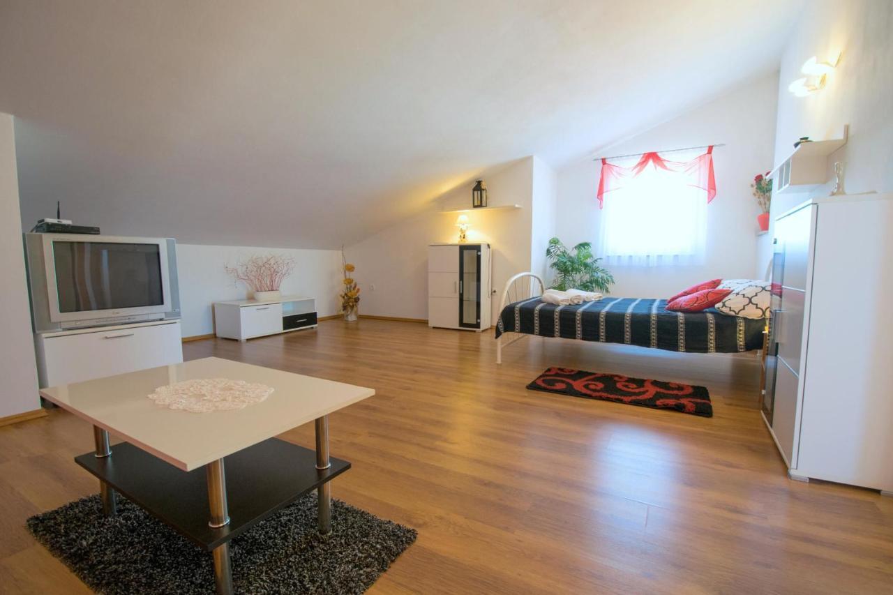 Apartments Mladenka Малинська Екстер'єр фото